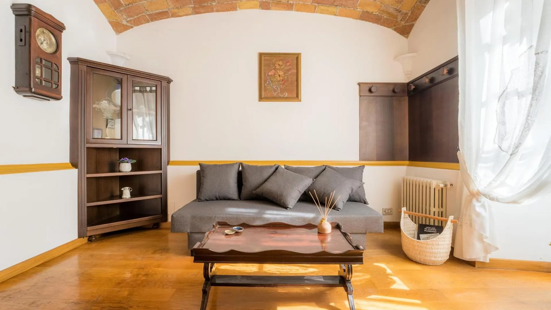 Apartment The British Corner, Central Cozy Loft With Garden 10 Min From Center Italy